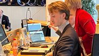 Ilmari Nurminen aloittamassa valtuustosalissa Tampereen kaupunginvaltuuston kokousta.