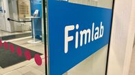 Fimlabin toimipisteen sisäänkäynti Tampereen Kuninkaankulmassa. Ovessa tarra: Fimlab.
