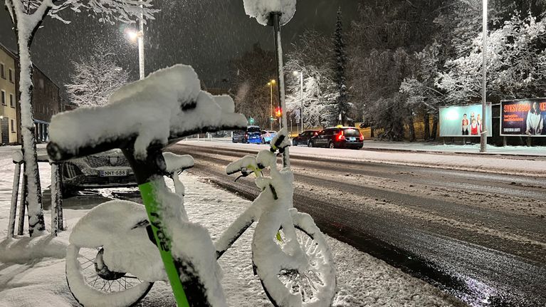 lumi-ja-r-nt-sade-tekiv-t-kelist-karmean-perjantai-iltana-ajokeli