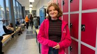 Idun Söderlund poseeraa Itä-Suomen koulun käytävällä lokerikon edessä.