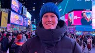 Jääkiekkoilija Noora Tulus poseeraa kuvassa Times Squarella Manhattanilla, New Yorkissa.