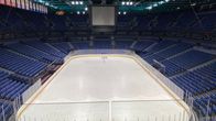 En tom ishockeyrink utan publik.