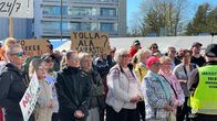 Mielenosoittajia Kouvolan kauppatorilla vastustamassa Ratamo-sairaalan yöpäivystyksen lopettamista.