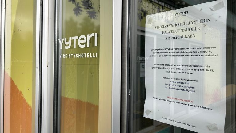 Lasioveen on kiinnitetty  kaksipuolisella teipillä valkoinen paperi, jossa lukee virkistyshotellin palveluiden olevan tauolla.