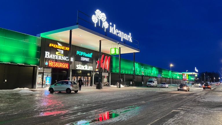 Ideapark ja mainosvalot talvisäässä. 