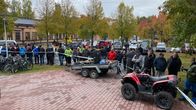 Poliisin huutokaupassa myytäviä tavaroita ja huutokauppayleisöä Kuopiossa.