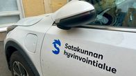 Parkkeerattu auto kuuluu Satakunnan hyvinvointialueelle.