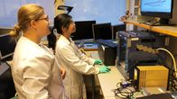 Materiaalitekniikan apulaisprofessori Emilia Peltola ja väitöskirjatutkija Naela Delmo Turun yliopiston laboratoriossa.ssa.