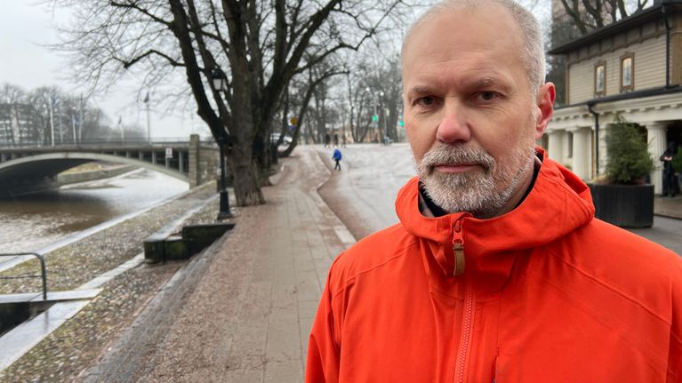 Turun Raitiotie Osakeyhtiön toimitusjohtaja Juha Saarikoski seisoo Turun Aurajokirannassa ja katsoo kameraan.