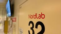 Nordlabin näytteenottohuoneen ovi Oulun yliopistollisen sairaalassa.