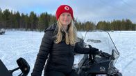 Essi Lappalainen istuu moottorikelkan päälle 26.2.2025 Inarissa.