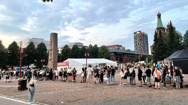 Blockfestien kävijät jonottamassa rannekkeenvaihtopisteelle.
