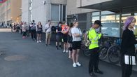 Pitkä passijono Tampereen pääpoliisiaseman edustalla.