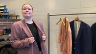 Minea Kangaslampi pitää kiinni takin liepeistä ja katsoo kohti kameraa.