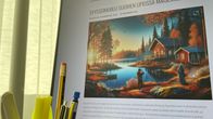 Tietokoneen näyttö, etualalla kynäpurkki. Näytössä auki nettisivut, joilla suuri tekoälyllä tehty kuva syksyisestä maisemasta.