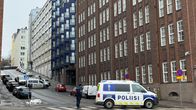 Poliisiautoja Vasemmistoliiton puoluetoimistolla