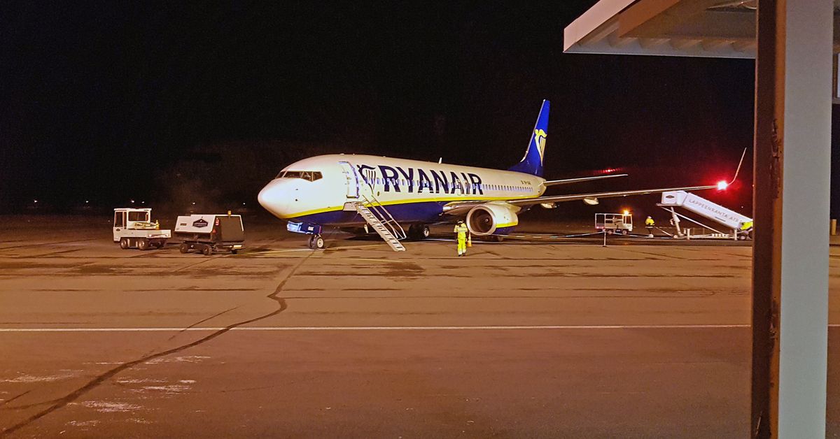 IS: Phone battery explosion delays Ryanair flight to Finland