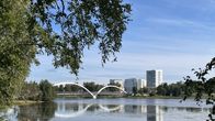 Oulun Hartaansilta aurinkoisena päivänä. Taustalla näkyy myös Toppilansalmen kerrostaloja. 