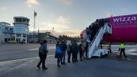 Matkustajia nousemassa Wizz Airin matkustajakoneeseen Turun lentoasemalla 
