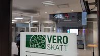 Lasiovessa kyltti, jossa lukee Vero Skatt.