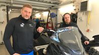 Safariyrittäjä Sami Päivike (vas.) ja korjaamopäällikkö Toni Kantola