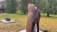 Kuvanveistäjä Leo Karsikas vieressään yksi Kajaanille lahjoittamistaan veistoksista.