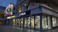 Jyväskylän keskustassa kauppakeskus Forumin uusi sisäänkäynti iltavalaistuksessa. 