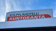 Kylpylähotellin kyltti katolla.