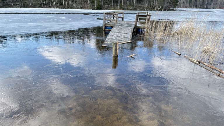 Laituri veden vallassa Kuopion Vehmersalmella. 