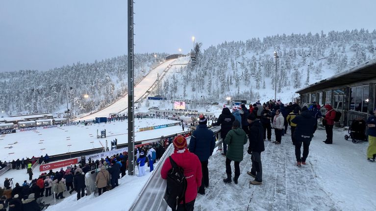 Talvinen urheilutapahtuma houkuttelee runsaasti yleisöä lumiseen maisemaan.