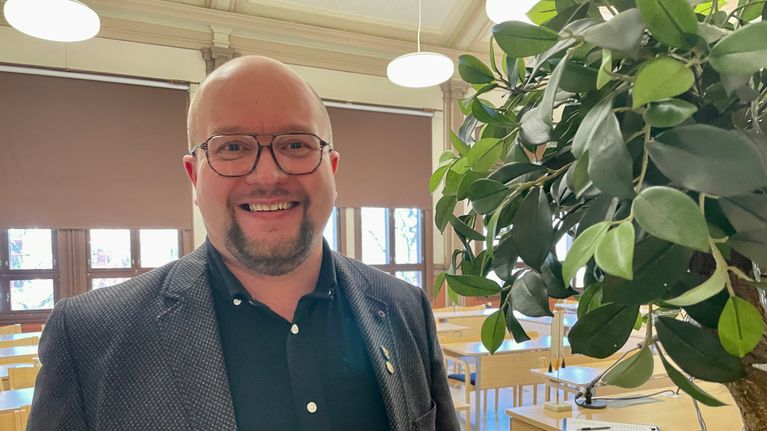 Juha-Pekka Rusanen hymyilee kameralle.