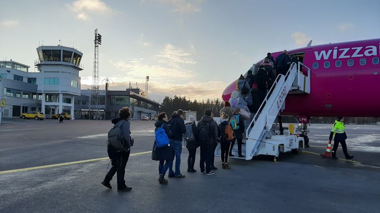 Matkustajia nousemassa Wizz Airin matkustajakoneeseen Turun lentoasemalla 