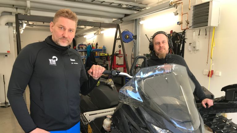 Safariyrittäjä Sami Päivike (vas.) ja korjaamopäällikkö Toni Kantola