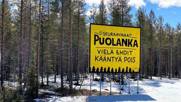 Vielä ehdit kääntyä pois -kyltti ennen Puolangan kylää