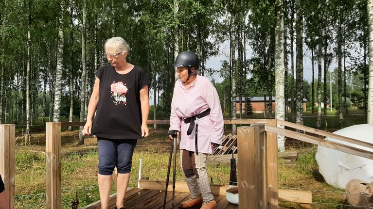 Nilla rider hos Elisabeth som utbildar sig till ridterapeut: 