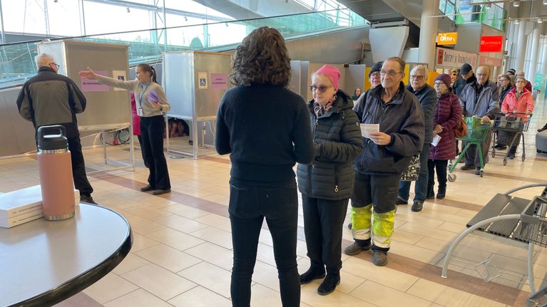 Ihmisiä jonottamassa ennakkoäänestykseen kauppakeskuksessa.