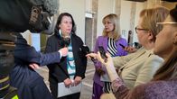 Johanna Ojala-Niemelä ja Tytti Tuppurainen toimittajien haastateltavana eduskunnassa.