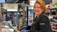K-Market kauppias hyllyttää tuotteita myymälässä.