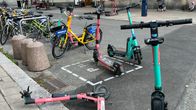 Sähköpotkulautoja osin parkkiruudussa, osin kaatuneena katuun Turussa Kristiinankadulla.