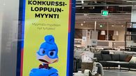 Valomainos kertoo Sotkan konkurssiloppuunmyynnistä. Taustalla näkyy sohvia ja alennuslappuja.
