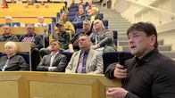 Ähtärissä kuntalaistilaisuudessa puhuu kuntaliitostunnustelija, johtaja Eero Laesterä. Yleisössä Ähtärin johtavia päättäjiä.