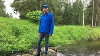 Siikaputaan tulvauomalla kyläyhdistyksestä kunnostetun uoman rannalla hankkeen puuhamies Pentti Haapakangas.