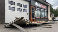 Tamperelaisen Auto Rentti -firman kyltti maassa.