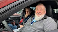 Pentti Korpi (oik.) ja Mikko Eskelinen testaamassa uutta autoa, jota Korpi on ostamassa romutuspalkkioilla.