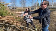 Munakan nuorisoseuran puheenjohtaja Juha Kuusisto ja hallituksen jäsen Tiina Kivimäki heittävät risuja kokkoon. 