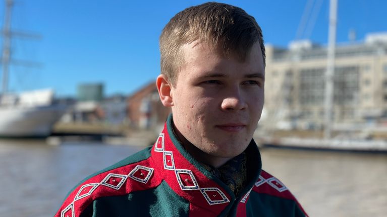 Kolttasaamelaisen miehen pukuun pukeutunut nuori mies. Jaakko Toikka. 