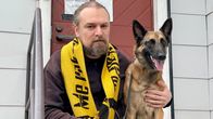 Kami Launonen istuu portailla koira vieressään.