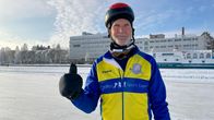 Luistelija hymyille jääradalla.
