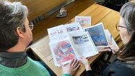Rohee-lehden päätoimittaja Hannele Huhtala (oik.) sekä toinen lehden perustajista pappi Olli Viljakainen.