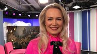 Kuvataitelija Johanna Oras studiossa